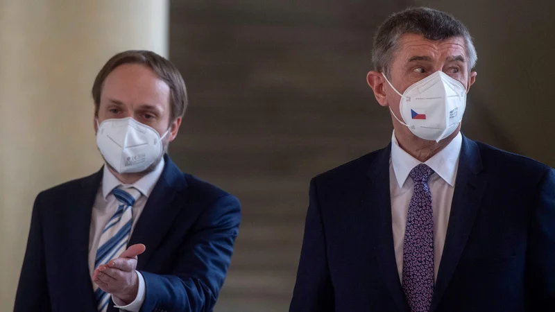 Fotografija: Novi češki zunanji minister Jakub Kulhánek in premier Andrej Babiš med današnjo novinarsko konferenco. Foto: Michal Cizek/AFP