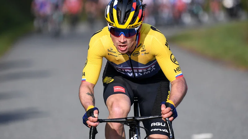 Fotografija: Primož Rogliču se napad na zmago tokrat ni izšel, v zadnjih metrih ga je ugnal Julian Alaphilippe. FOTO: Anne-Christine Poujoulat/AFP