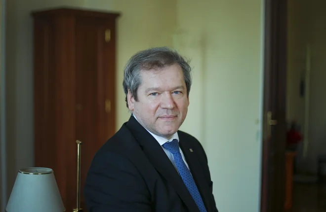 Dr. Igor Papić je aktualni rektor, sicer pa redni profesor na Fakulteti za elektrotehniko in predstojnik Laboratorija za električna omrežja in naprave. Foto Jože Suhadolnik/Delo