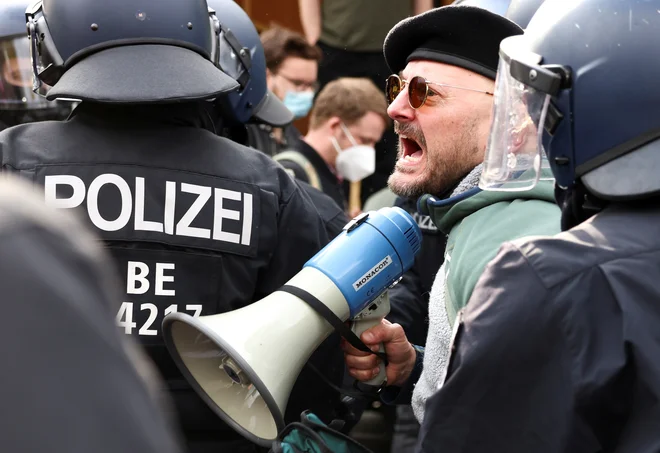 Pred parlamentom so se medtem spopadli protestniki in policisti. FOTO: Christian Mang/Reuters