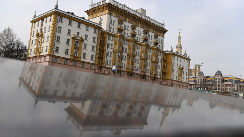Fotografija: Ameriška ambasada v Moskvi. Odnosi med Rusijo in Zahodom so na najnižji ravni v zadnjih letih. FOTO: Natalia Kolesnikova/AFP