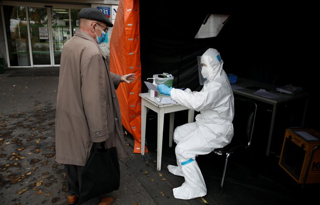Poljske oblasti ocenjujejo, da so na Poljskem že dosegli vrh tretjega vala epidemije covida-19. FOTO: Kacper Pempel/Reuters