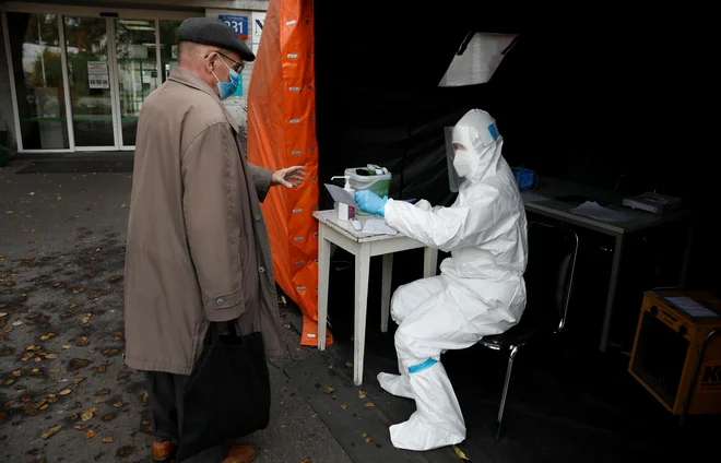 Poljske oblasti ocenjujejo, da so na Poljskem že dosegli vrh tretjega vala epidemije covida-19. FOTO: Kacper Pempel/Reuters