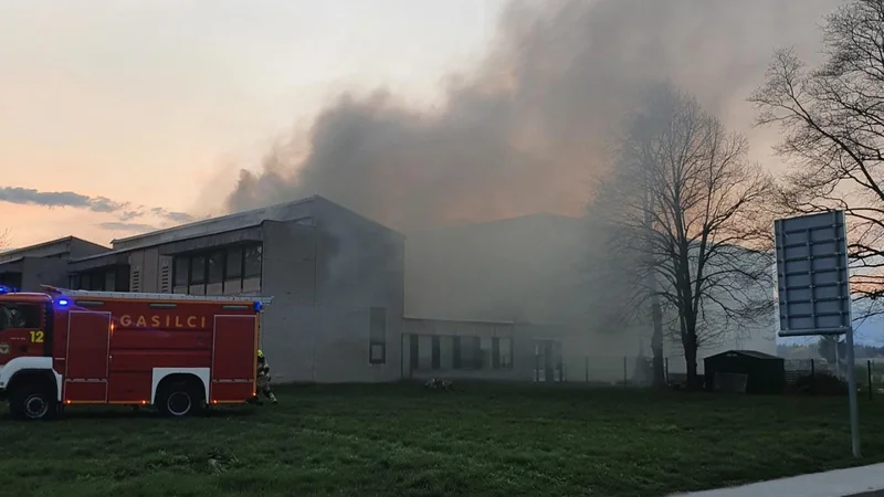 Fotografija: Požar v osnovni šoli Franceta Prešerna v Kranju. Intervencija še poteka, več podrobnosti bodo sporočili v kratkem. FOTO: Policijska uprava Kranj