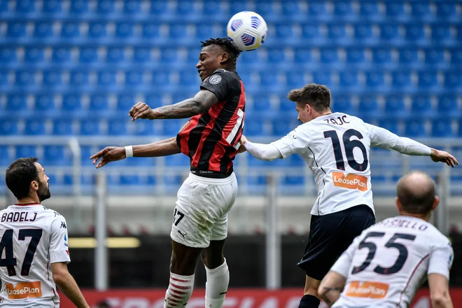 Miha Zajc (desno) in Milanov napadalec Rafael Leao v skoku. FOTO: Filippo Monteforte/AFP