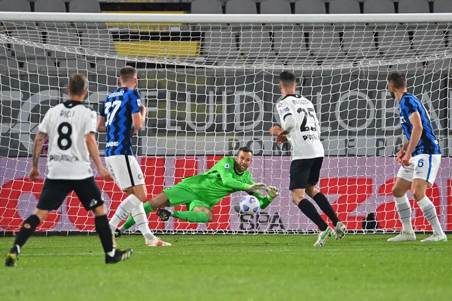 Samir Handanović v obrambni akciji med tekmo s Spezio. FOTO: Andreas Solaro/AFP