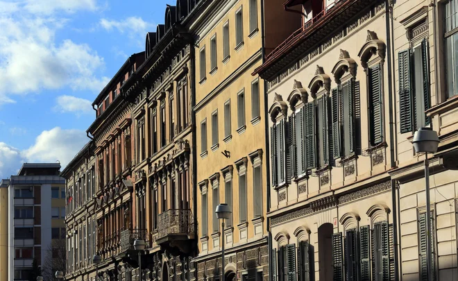 Najemnine so se lani ob izbruhu pandemije znižale, saj so številni lastniki na najemni trg oddali stanovanja, ki so jih pred tem oddajali turistom. FOTO: Tadej Regent/Delo