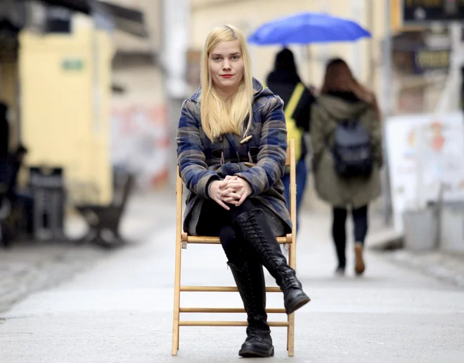 Katja Sreš, ekologinja, je za dobrih dvajset kosov rabljenih oblačil odštela 80 evrov, kar je sedemkrat manj, kot na leto za nova oblačila porabi povprečni Slovenec. FOTO: Roman Šipić