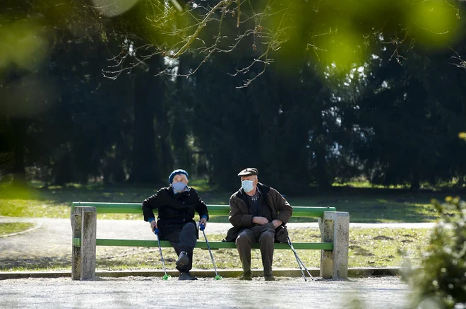 Uvedba socialne kapice bi za pokojninsko varnost pomenila od 70 do 100 milijonov evrov primanjkljaja na leto. FOTO: Matej Družnik/Delo