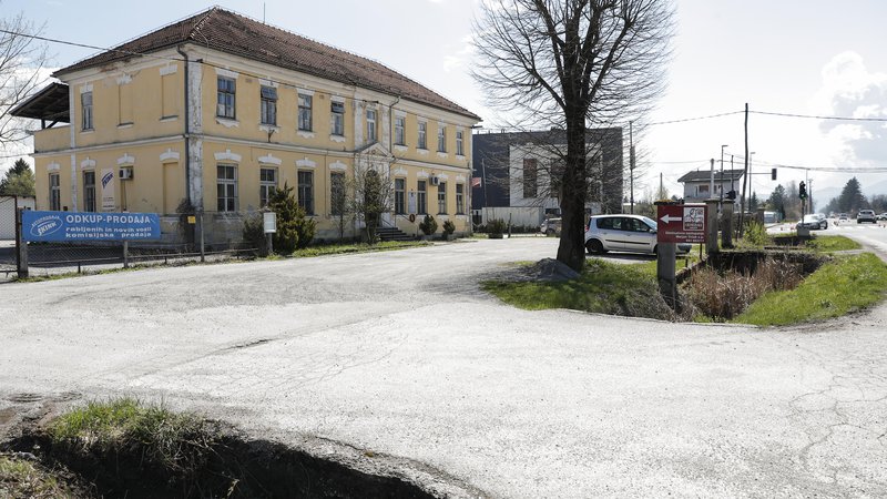 Fotografija: Ob obnovi barjanske »stare šole« bodo uredili tudi okolico. FOTO: Uroš Hočevar/Delo