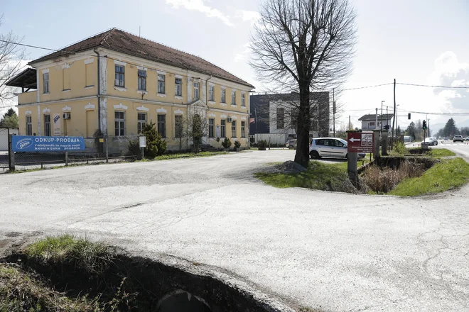 Ob obnovi barjanske &raquo;stare šole&laquo; bodo uredili tudi okolico. FOTO: Uroš Hočevar/Delo