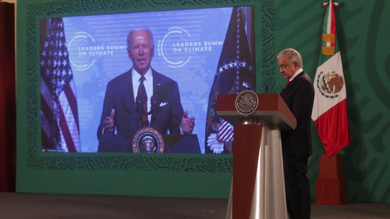 Fotografija: Mehiški predsednik  Andrés Manuel López Obrador posluša nastop ameriškega Joeja Bidna na virtualnem podnebnem vrhu. Foto Henry Romero/Reuters