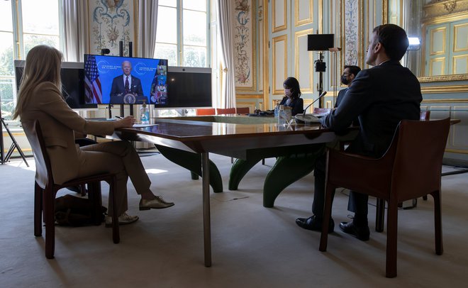 Francoski predsednik Emmanuel Macron je moral zaradi ruskega Vladimirja Putina ponoviti nastop.  Foto Pool Reuters