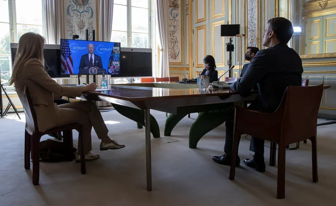 Francoski predsednik Emmanuel Macron je moral zaradi ruskega Vladimirja Putina ponoviti nastop. Foto Pool Reuters