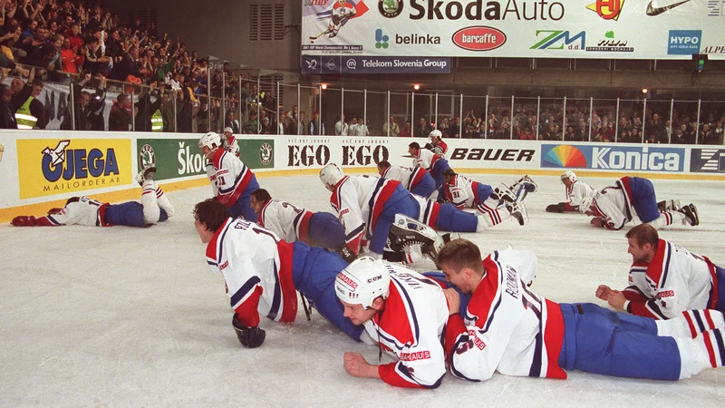 Fotografija: Veselju slovenskih hokejistov ob uvrstitvi med najboljše na svetu ni bilo konca. FOTO Dejan Javornik/Slovenske novice