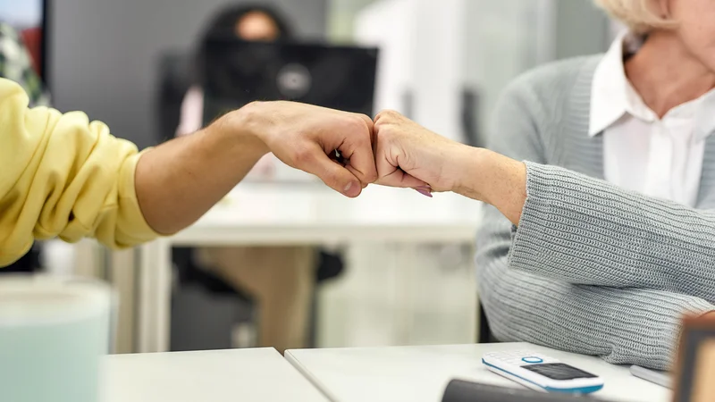 Fotografija: Glede na raziskavo v Sloveniji je dobra petina zaposlenih zelo zadovoljnih s trenutnim delodajalcem, dva odstotka pa je zelo nezadovoljnih. FOTO: Baza production/Shutterstock