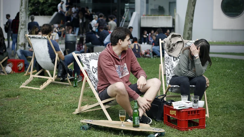 Fotografija: Dovoljeno je druženje do deset ljudi, mogoči so kulturni dogodki. FOTO: Blaž Samec/Delo