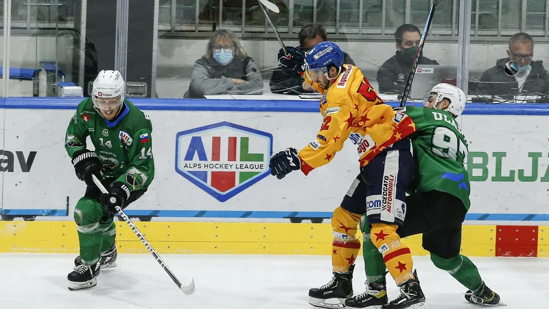 Fotografija: Luka Ulamec (desno) je zabil gol v podaljšku za zmago zmajev v Asiagu. FOTO: Jože Suhadolnik/Delo