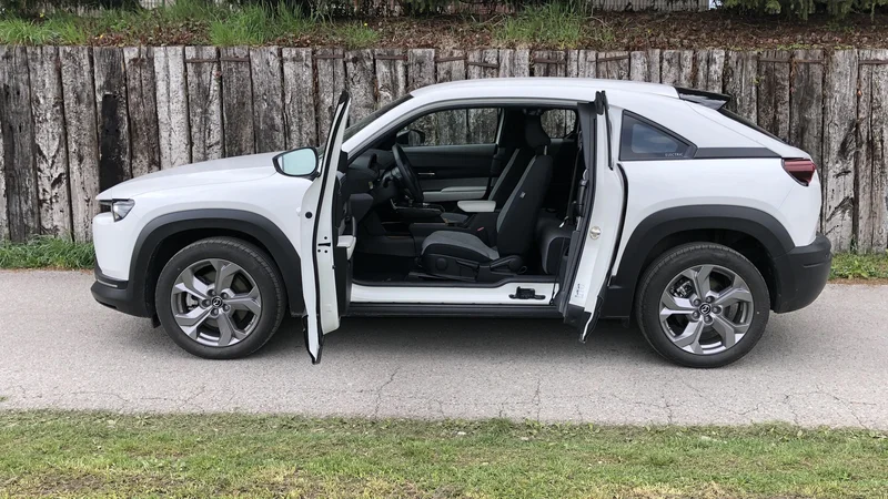 Fotografija: Mazda MX-30 je povsem električni športni terenec, med drugim ga prepoznate po tem, da se vrata odpirajo krilno.
FOTO: Aljaž Vrabec