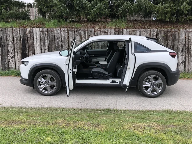 Mazda MX-30 je povsem električni športni terenec, med drugim ga prepoznate po tem, da se vrata odpirajo krilno.<br />
FOTO: Aljaž Vrabec