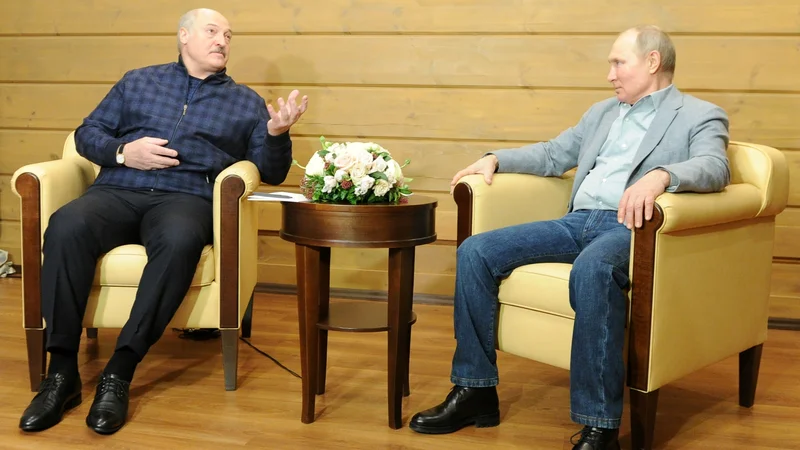 Fotografija: Ruski predsednik Vladimir Putin in njegov beloruski kolega Aleksander Lukašenko med februarskim srečanjem v Sočiju FOTO: Sputnik/Reuters