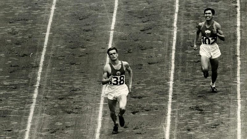 Fotografija: Marko Račič (levo) je na olimpijskih igrah leta 1948 v Londonu zasedel 22. mesto v teku na 400 metrov. FOTO: osebni arhiv