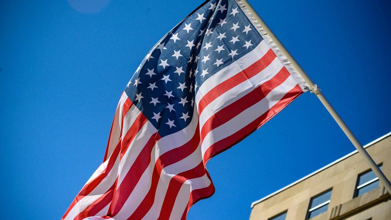 Fotografija: Na trgu Črna življenja so pomembna v bližini Bele hiše so že izobesili ameriški  zastavo z 51. zvezdicami. FOTO: Eric Baradat/AFP