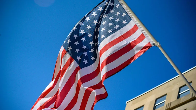 Fotografija: Na trgu Črna življenja so pomembna v bližini Bele hiše so že izobesili ameriški zastavo z 51. zvezdicami. FOTO: Eric Baradat/AFP
