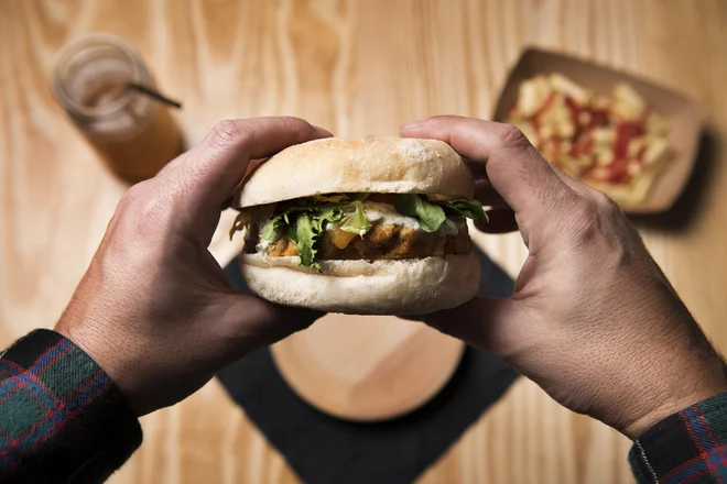 Največji izziv v prihodnje bo, kako denimo ljubitelje klasičnih burgerjev navdušiti za veganske. FOTO: Shutterstock