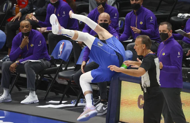 Luka Dončić je poskrbel za atraktiven padec. FOTO: Kevin Jairaj/USA Today Sports