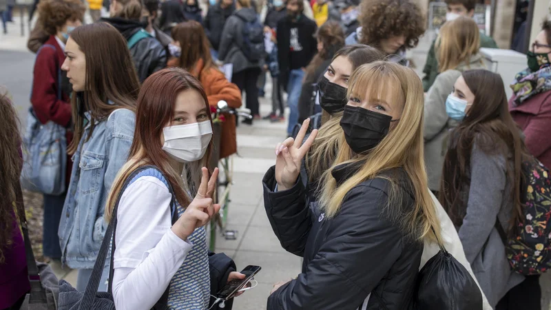 Fotografija: Solidarnost sošolk in sošolcev pred mariborskim okrajnim sodiščem. FOTO: Voranc Vogel