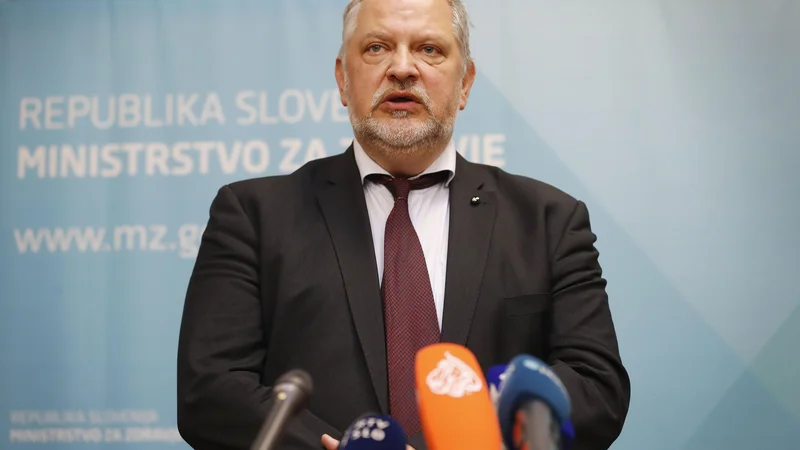Fotografija: Vodja konzularne službe na zunanjem ministrstvu Andrej Šter je pojasnil, kako bo po novem glede potovanj. FOTO: Leon Vidic/Delo