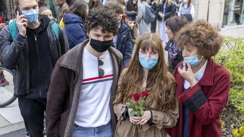 Fotografija: Dijakinja, proti kateri so postopek zdaj ustavili, je pred sodnika za prekrške stopila 15. aprila. FOTO: Voranc Vogel/Delo