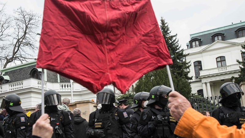 Fotografija: Izgoni diplomatov, ki so v Pragi izzvali tudi proteste pred ruskim veleposlaništvom, dobivajo nove razsežnosti. FOTO: Michal Cizek/AFP