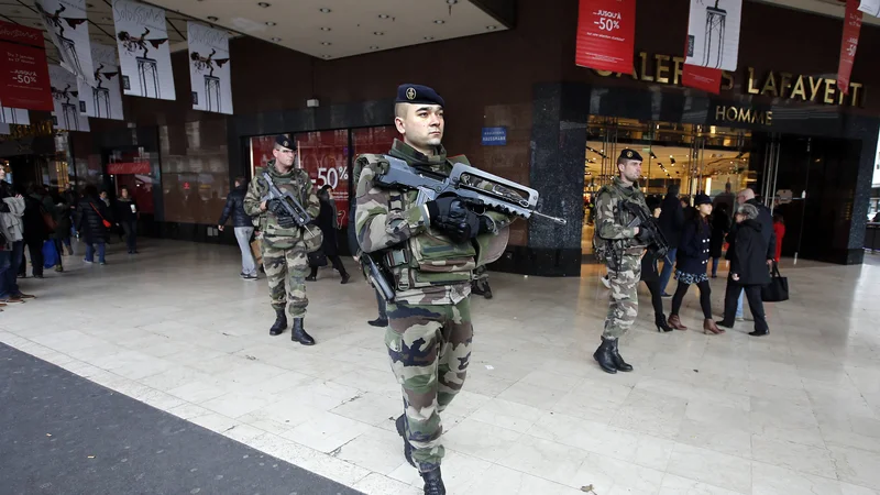 Fotografija: Policisti so moškega ubili. FOTO: Eric Gaillard/Reuters Pictures