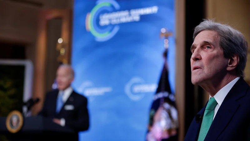 Nedavni obisk Johna Kerryja v Pekingu kitajskih oblasti ni prepričal, da bi sledile ameriškemu načrtu o zmanjšanju izpustov toplogrednih plinov za polovico do leta 2030. FOTO: Tom Brenner/Reuters