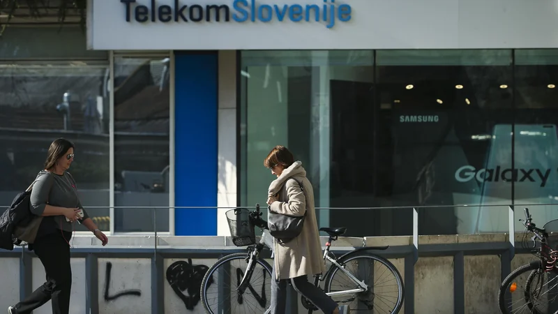 Fotografija: Telekomu so lani v Sloveniji priključki mobilne telefonije upadli za 3,7 odstotka. FOTO: Jože Suhadolnik/Delo