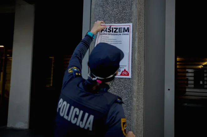 Plakate, ki opozarjajo na fašizem, je policija takoj odstranila. FOTO: Jože Suhadolnik/Delo
