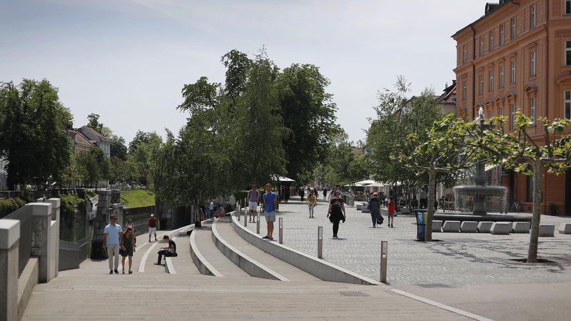 Fotografija: Na javnih natečajih izbrane rešitve dobivajo tudi strokovne nagrade. Za ureditev nabrežij in mostov na Ljubljanici, ki jih je s posameznimi projekti uresničilo osem birojev oziroma arhitektov, so prejeli celo evropsko nagrado za urbani javni prostor leta 2012. FOTO: Leon Vidic
