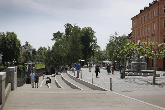 Na javnih natečajih izbrane rešitve dobivajo tudi strokovne nagrade. Za ureditev nabrežij in mostov na Ljubljanici, ki jih je s posameznimi projekti uresničilo osem birojev oziroma arhitektov, so prejeli celo evropsko nagrado za urbani javni prostor leta 2012. FOTO: Leon Vidic
