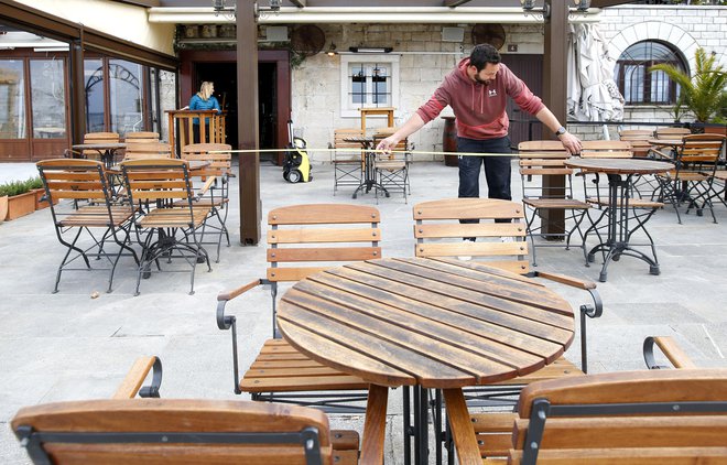 Ukrepi, kot sta trimetrska razdalja med mizami in 1,5-metrska razdalja med ljudmi za isto mizo, so po mnenju gostincev neživljenjski. FOTO: Matej Družnik/Delo