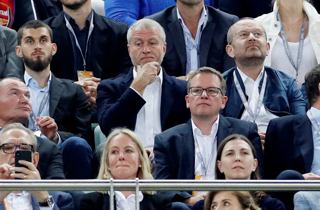 Roman Abramovič (v sredini) je priznal napako in jo, kot pravi, globoko obžaloval. FOTO: Phil Noble/Reuters
