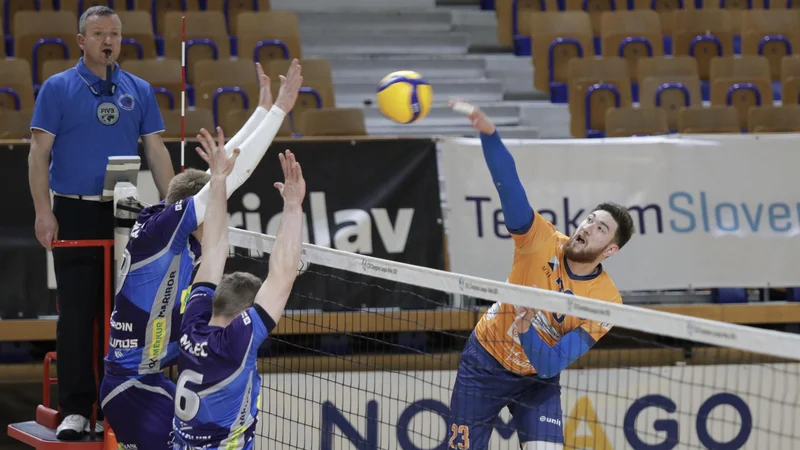 Fotografija: Korektor ACH Volleyja Božidar Vučićević, desno, je slabo odigral četrto finalno tekmo državnega prvenstva, po njej se je s trenerjem Matijo Pleškom zapletel še v prepir. FOTO: Voranc Vogel