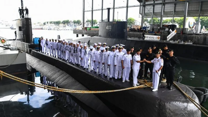 Fotografija: Na podmornico KRI Nanggala se je v torek vkrcalo 53 mormarjev. Posnetek je iz uradne ceremonije. FOTO: Handout AFP