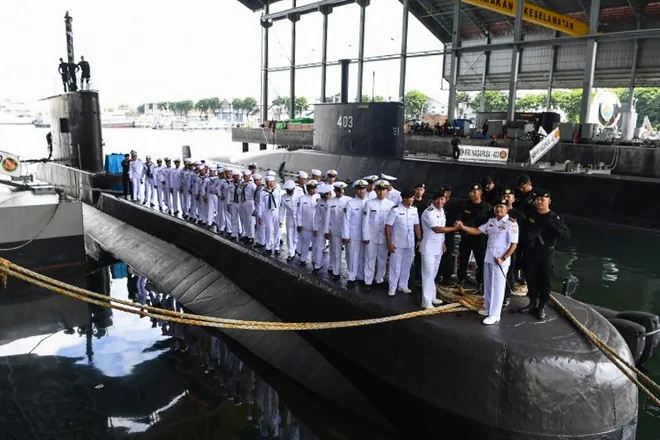 Na podmornico KRI Nanggala se je v torek vkrcalo 53 mormarjev. Posnetek je iz uradne ceremonije. FOTO: Handout AFP<br />
&nbsp;