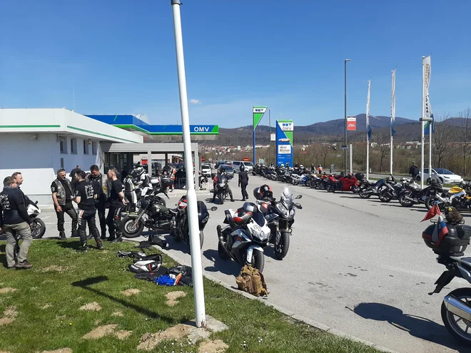 Kako težko so ljudje pričakovali bolj svobodne in sončne dni, priča tudi število motoristov na postojnski bencinski črpalki. FOTO: Miloš Pantelič