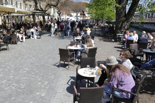 Tudi sicer je središče Ljubljane v sončnem vremenu polno, marsikje so terase in vrtovi lokalov povsem zasedeni. FOTO: Voranc Vogel/Delo