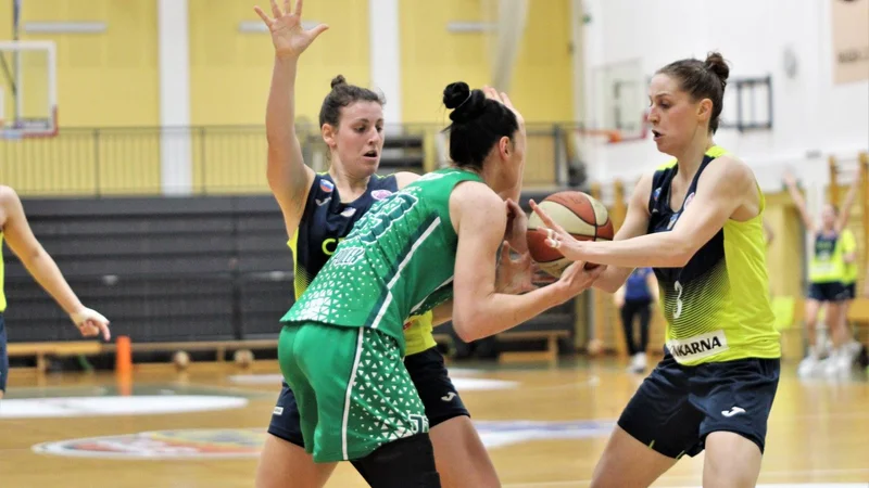 Fotografija: Košarkarice Cinkarne Celje, v rumenih dresih, se bodo v nedeljo potegovale za novo domačo lovoriko. FOTO: Gojko Kusić/ŽKK Cinkarna Celje