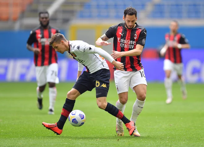 Miha Zajc, levo, v dresu Genoe danes ni okusil igrišča v serie A. FOTO: Daniele Mascolo/Reuters