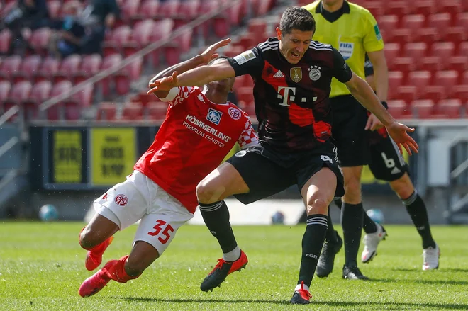 Robert Lewandowski je z golom nadaljeval svoje nogometne običaje, a Bayern je izgubil. FOTO: Kai Pfaffenbach/AFP